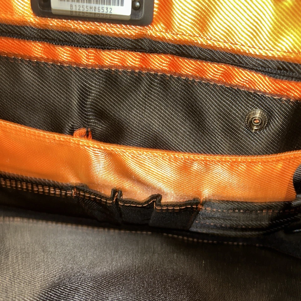 Bonito maletín Booq negro/naranja con cremallera bolsillo grande bolsillos interiores y exteriores Foto 4 de 4