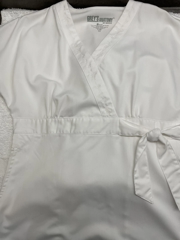 Calça Greys Anatomy, Barco ABC Studio, White Xsm Top & Sm. Perfeito para cerimônia - Imagem 2 de 4