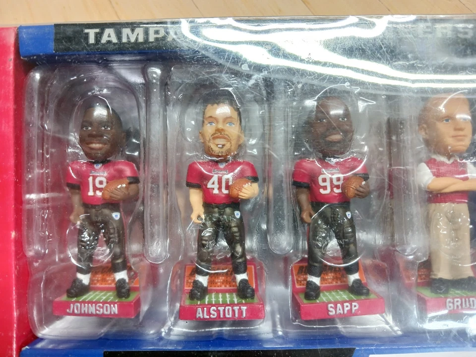 Tampa Bay Buccaneers MINI BOBS MAGNÉTICOS Johnson Alstott Sapp Gruden Nuevo en caja Foto 3 de 4