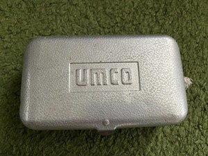 VINTAGE UMCO ALUMINUM 2-SIDED FISHING TACKLE BOX 6 1/2 BY 4 INCHES