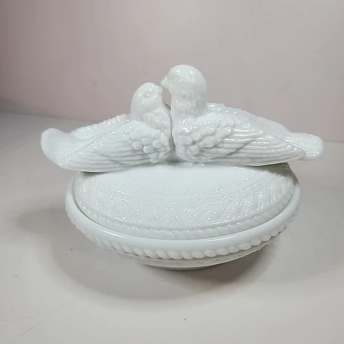 Vtg Westmoreland Lidded Candy Dish Lovebirds Doves Milk Glass 6.5 x 5" EUC