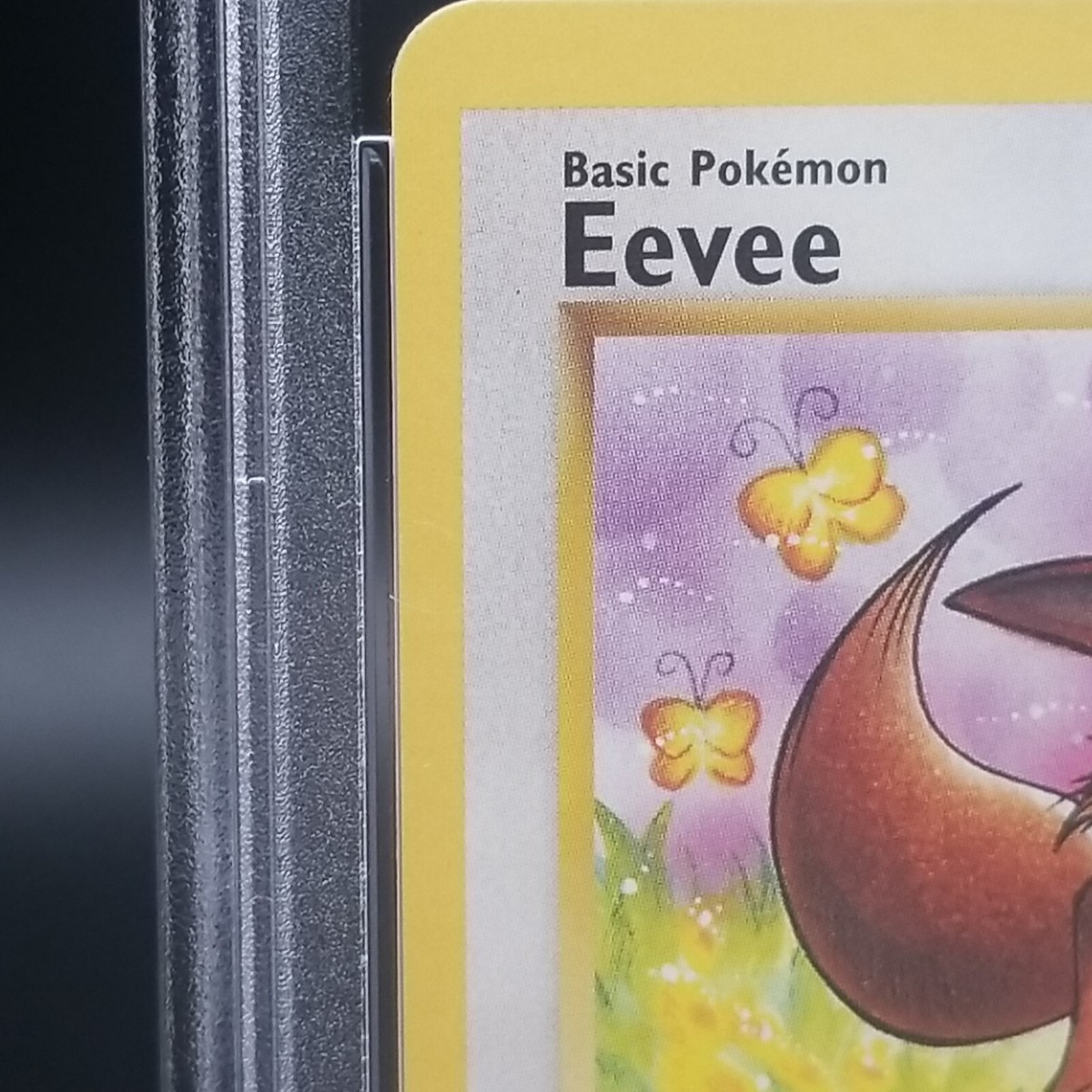 Carte Pokémon présentant un défaut de découpe et un centrage très décalé