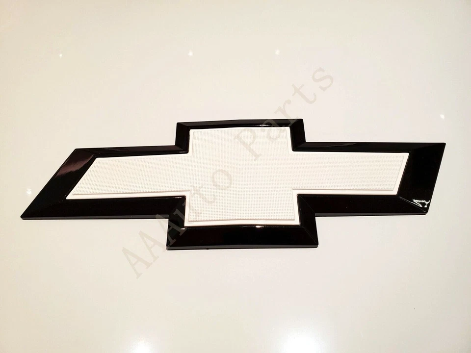 Emblema traseiro preto branco gravata borboleta 2014-2023 Chevy Silverado 1500 2500HD 3500HD - Imagem 2 de 4