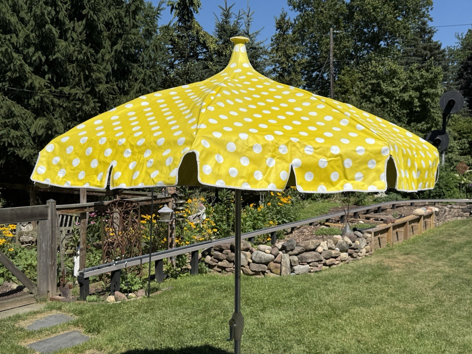 Vintage MCM Vinyl Tilting Finkel Aluminum Patio Umbrella Yellow Polkadots 8ft