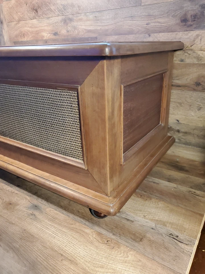 Altavoz retro vintage Mid-Century gabinete mesa centro altavoz madera rodante. Foto 3 de 4