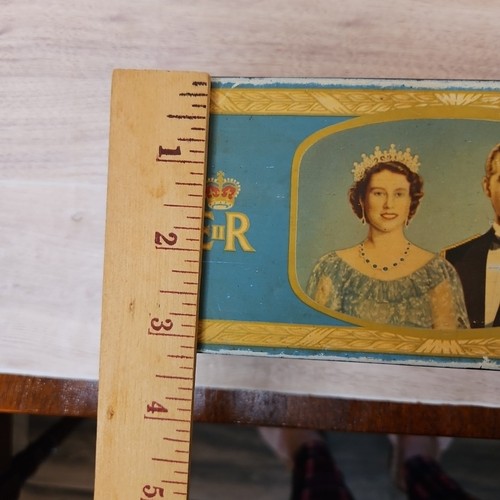 Vntg Comm Tin Of Queen Elizabeth II & Prince Phillip Prod By Meredith & Drew - Picture 11 of 12