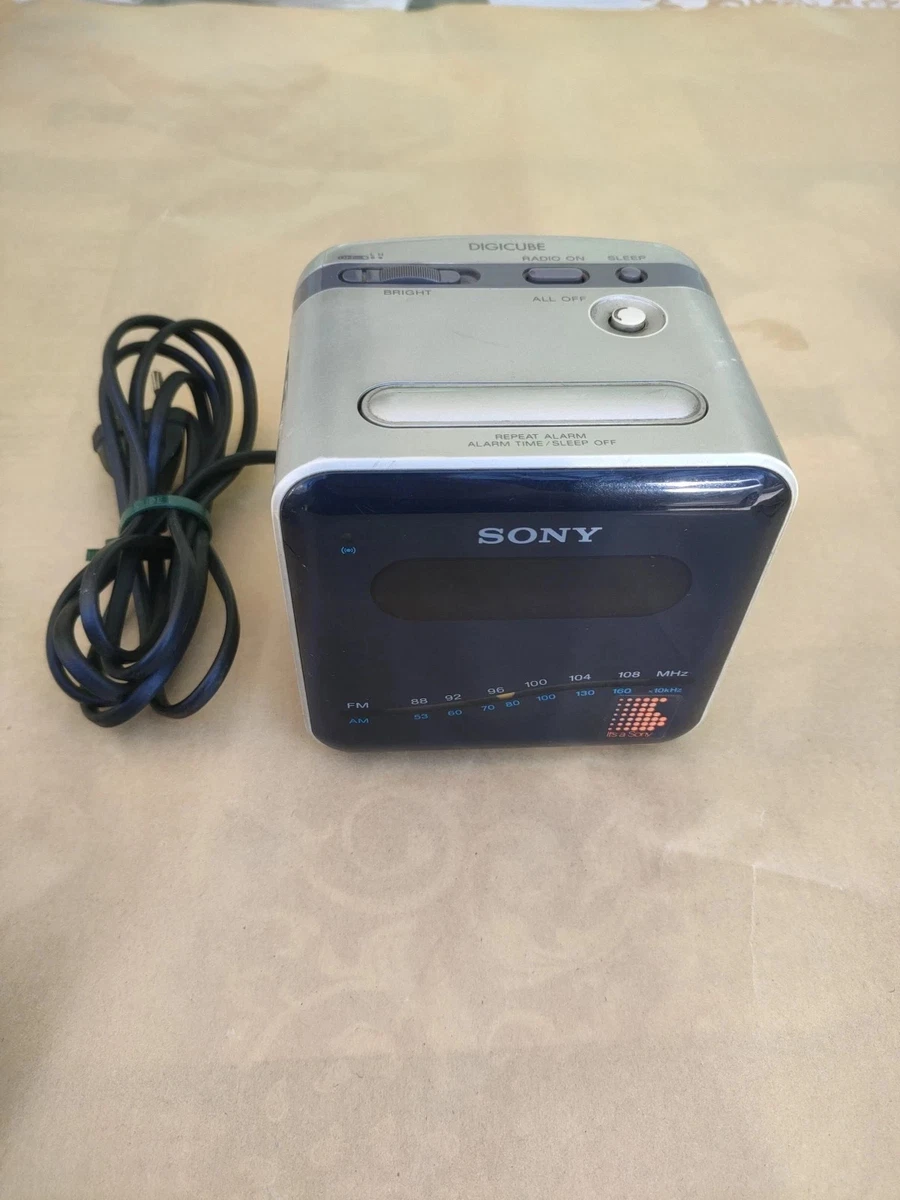 Radio despertador Sony de colección modelo DIGICUBE en funcionamiento