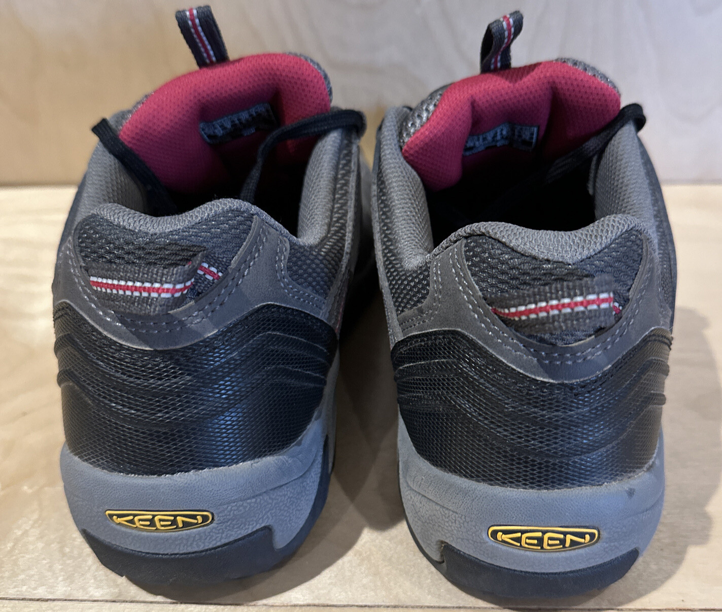 Scarpe da trekking Keen da donna 9 grigie trail top basso stringate con maglia