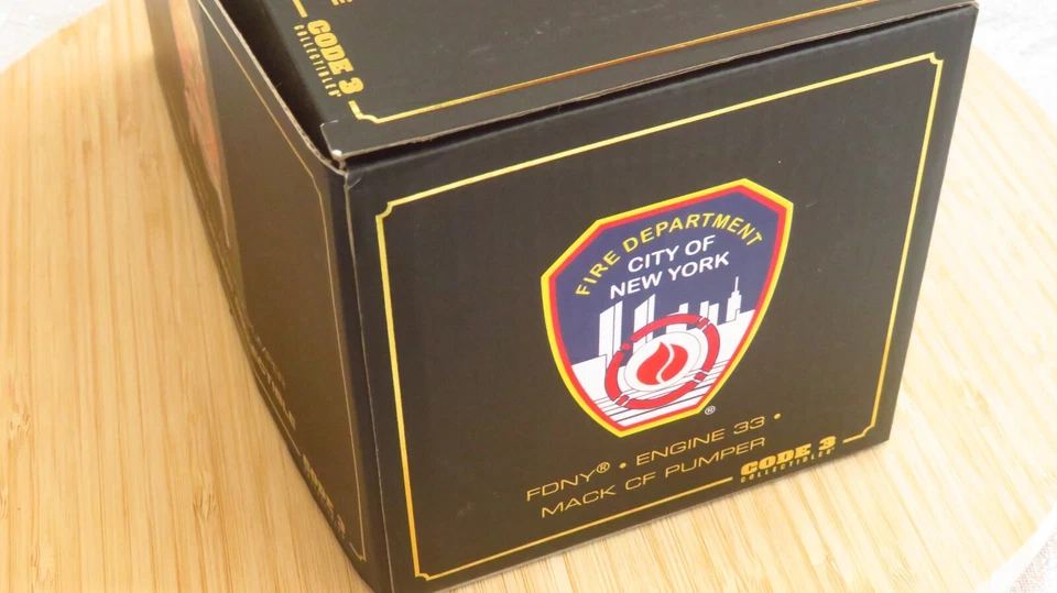Miniature code 3 collectibles FDNY engine 33 Mack cf pumper 1/64 - Photo 2/4