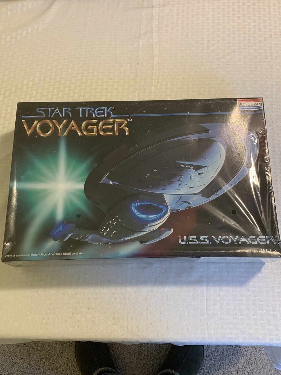 STAR TREK Voyager USS Voyager NCC-74656 Model Kit #3604 Monogram