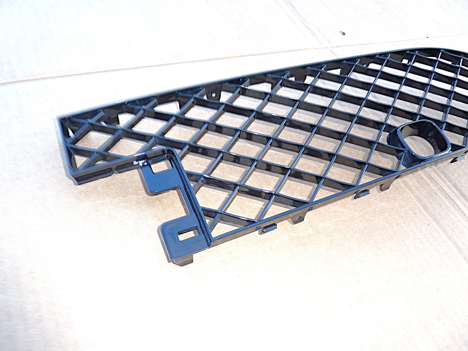 BENTLEY BENTAYGA 2024-2026 DRIVER FRONT BUMPER LEFT AIR GUIDE GRILLE BLACK OEM