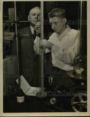 Press Photo William A Gray, Glenville HS teacher & Morton Halber Physics class