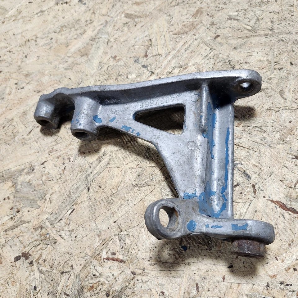 Soporte de montaje de bomba de smog A.I.R Soporte de montaje de emisiones Aluminio 1982 Corvette Foto 2 de 4