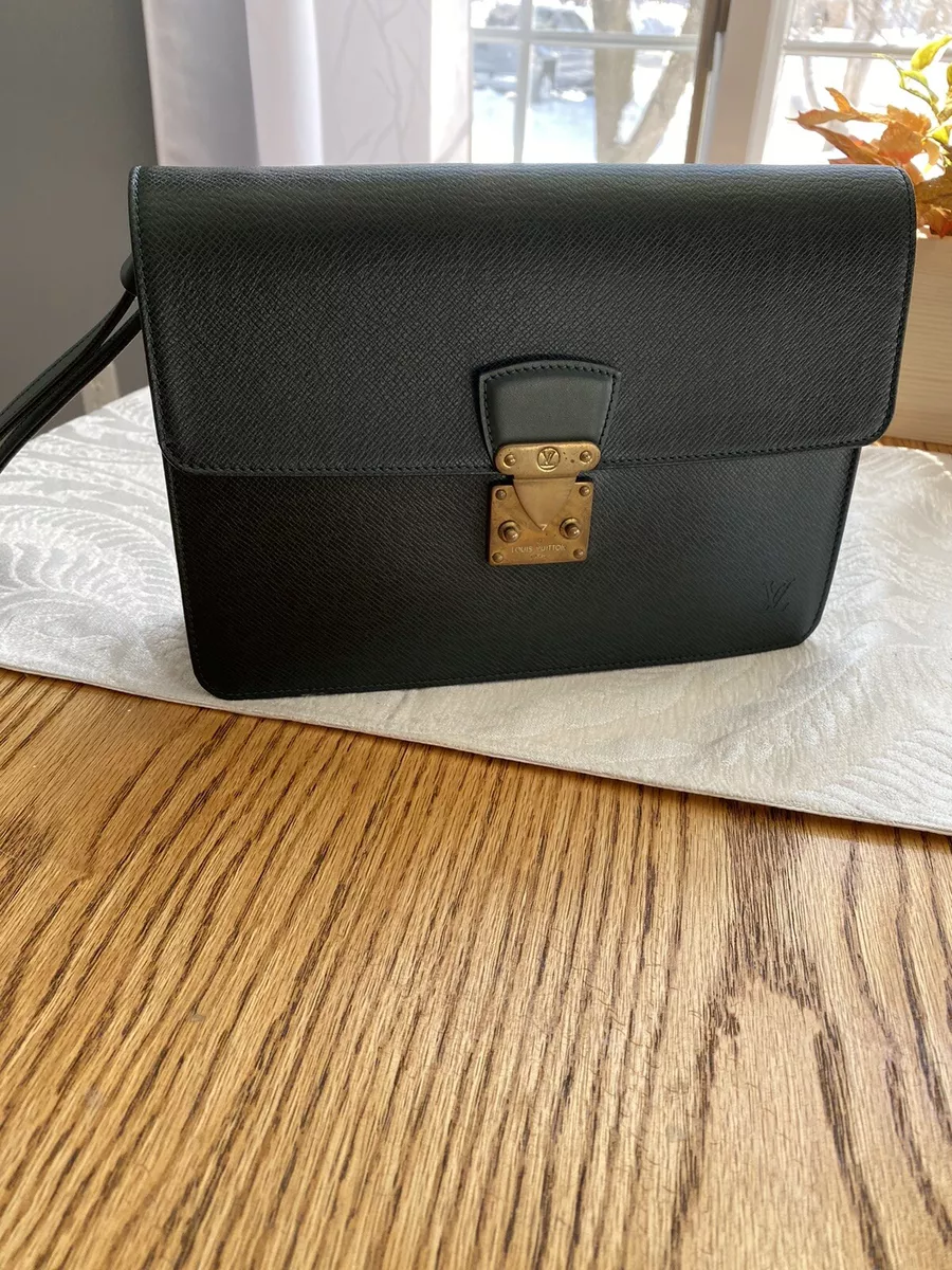 louis vuitton taiga clutch