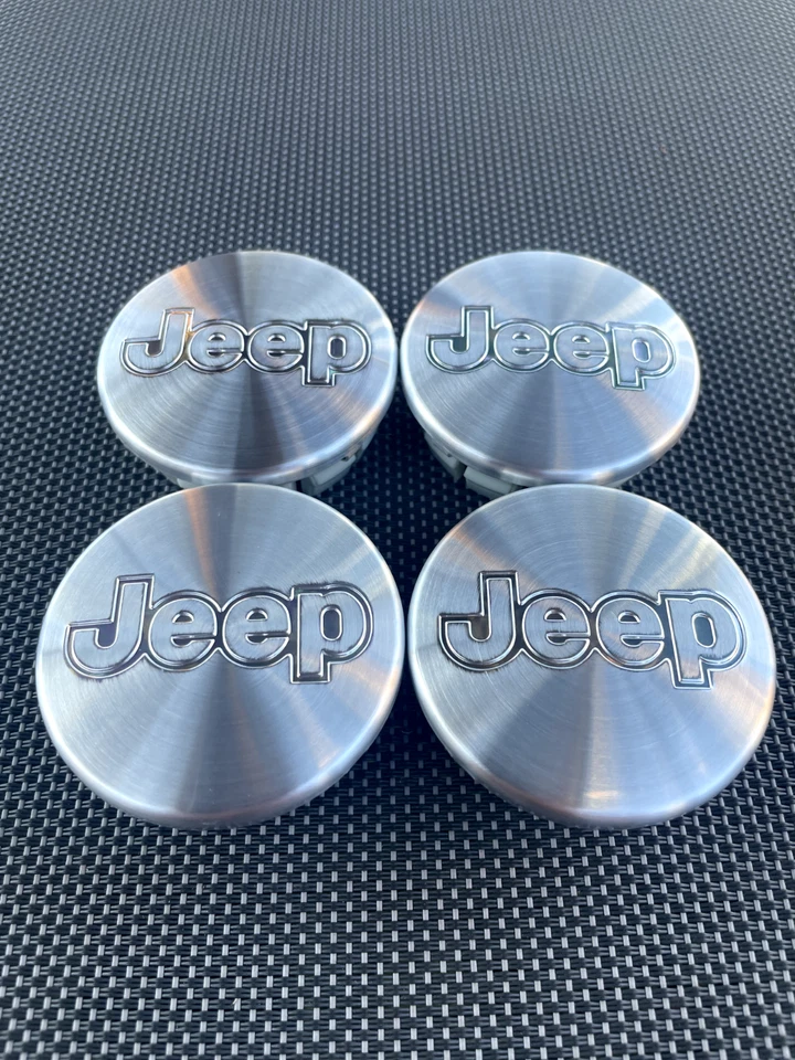 JUEGO DE 4 TAPACUBOS CENTRALES DE RUEDA JEEP PLATA CEPILLADA 55 mm/2,16 pulgadas LIBERTY GRAND CHEROKE Foto 2 de 4