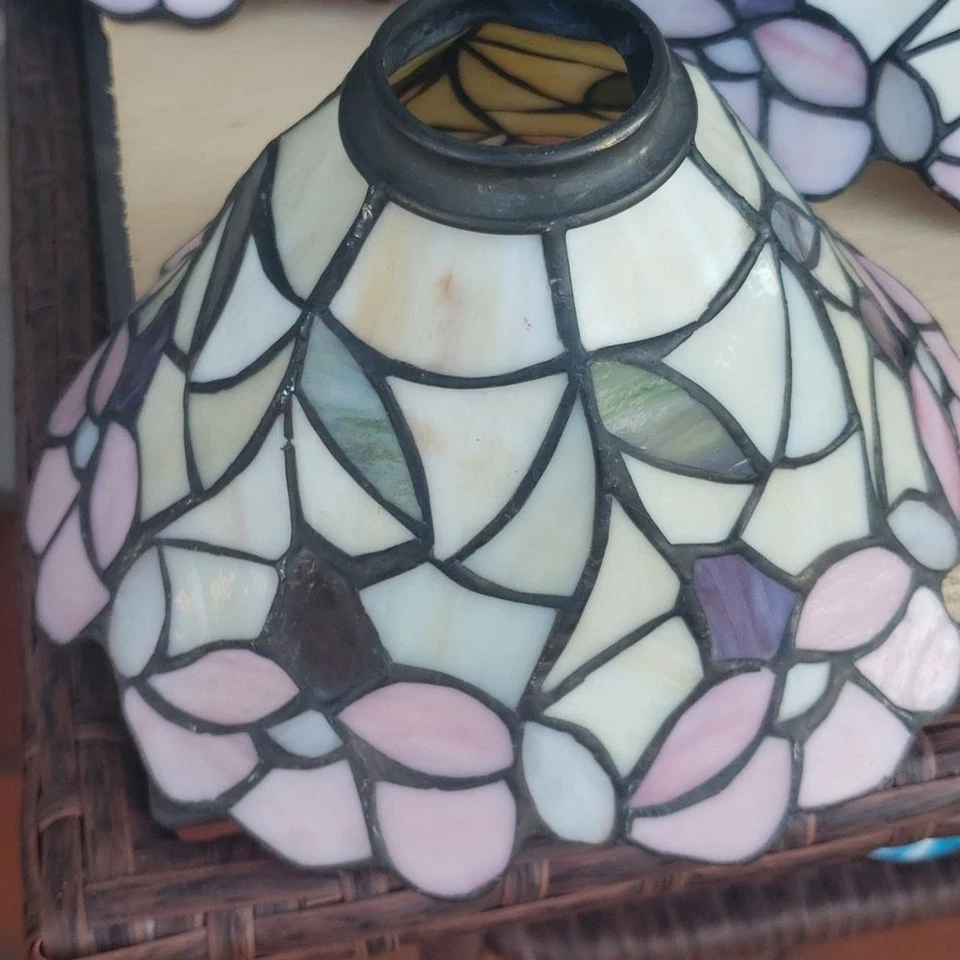 Vintage Quoizel Collection Tiffany Style stained glass lamp shade - Image 2 of 4