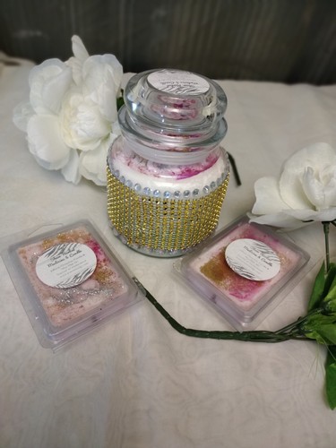 Joyous Cedarwood Holiday Treat Handcrafted Soy Candle. - Picture 2 of 5