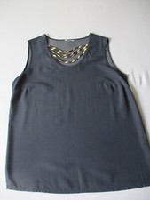 Dunkelblaues Top mit gelb-blau gemusterten Streifen im Ausschnitt in Größe 44