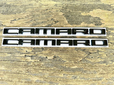 2X NEGRO PARA CHEVY CAMARO GUARDABARROS LATERAL INSIGNIA EMBLEMA LETRAS 2010-2015