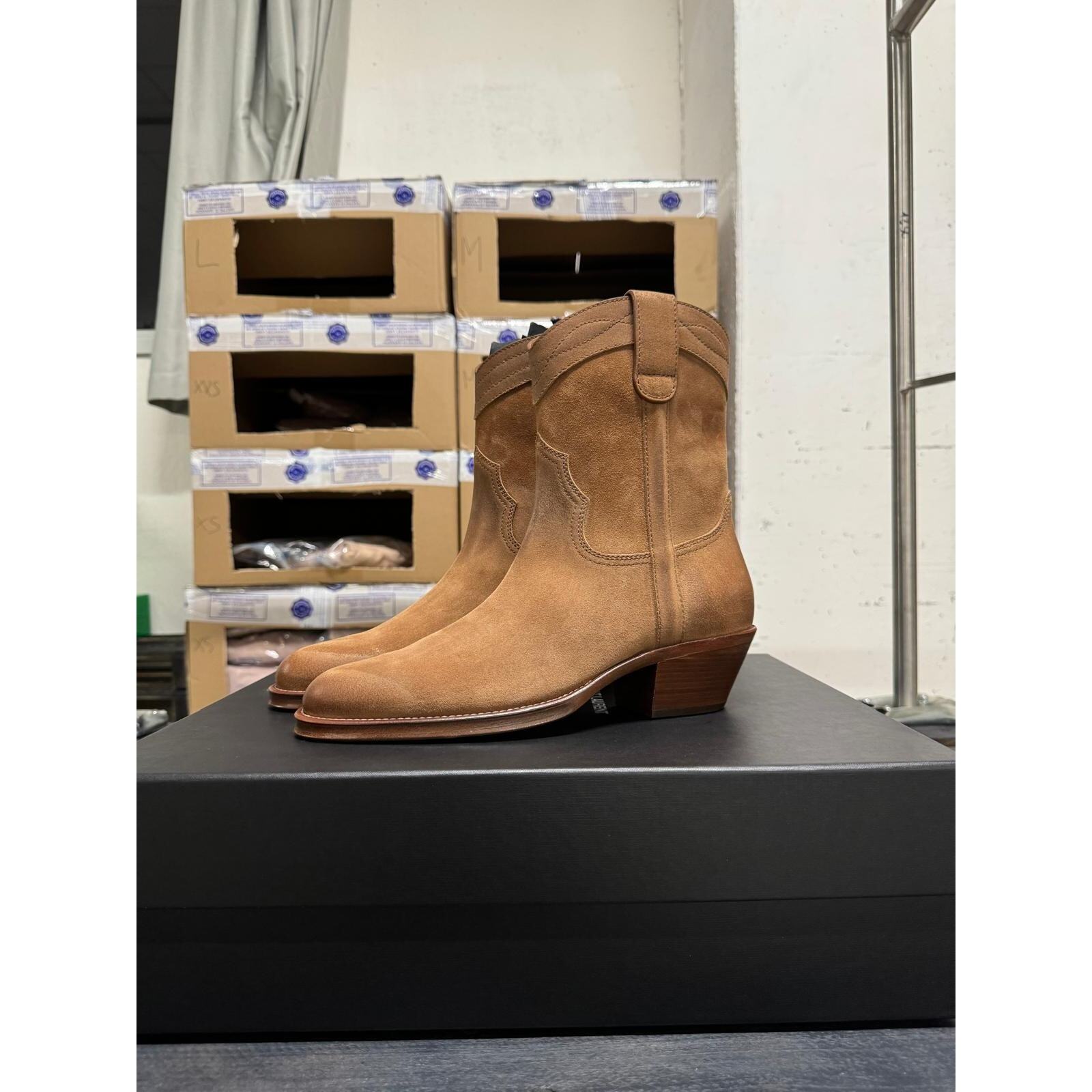 Saint Laurent Paris Q:2 669290 Stivaletto scamosciato marrone nuovo con etichette 42 5