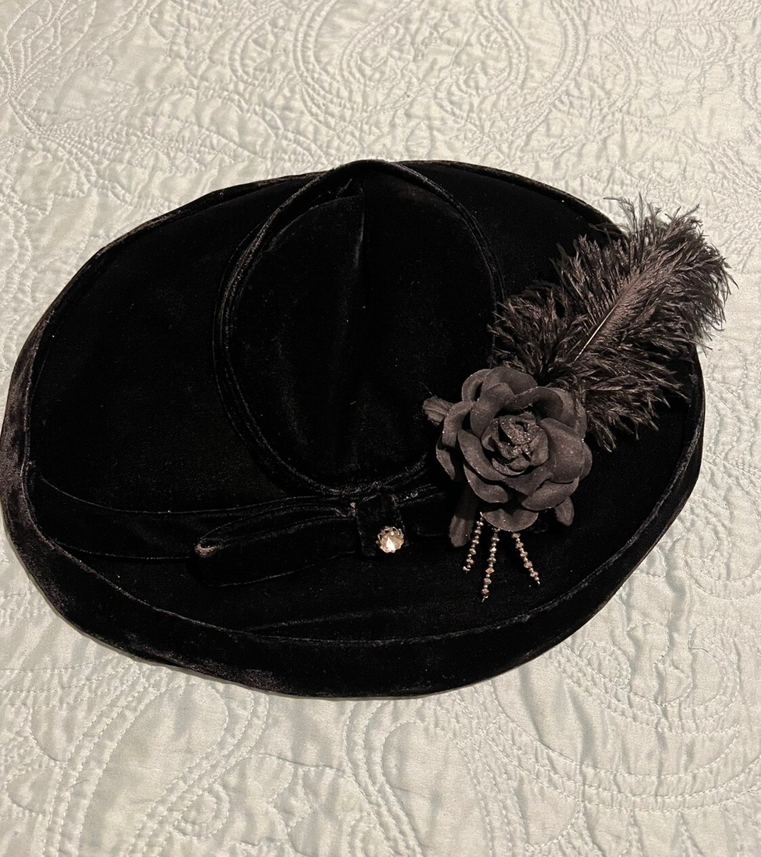 FASCINATING 1940s\' BLACK TILT/ASYMMETRICAL FEDORA + VELOUR FLOWER & FEATHER Vintage 1940s black fedora - Gem main image 4
