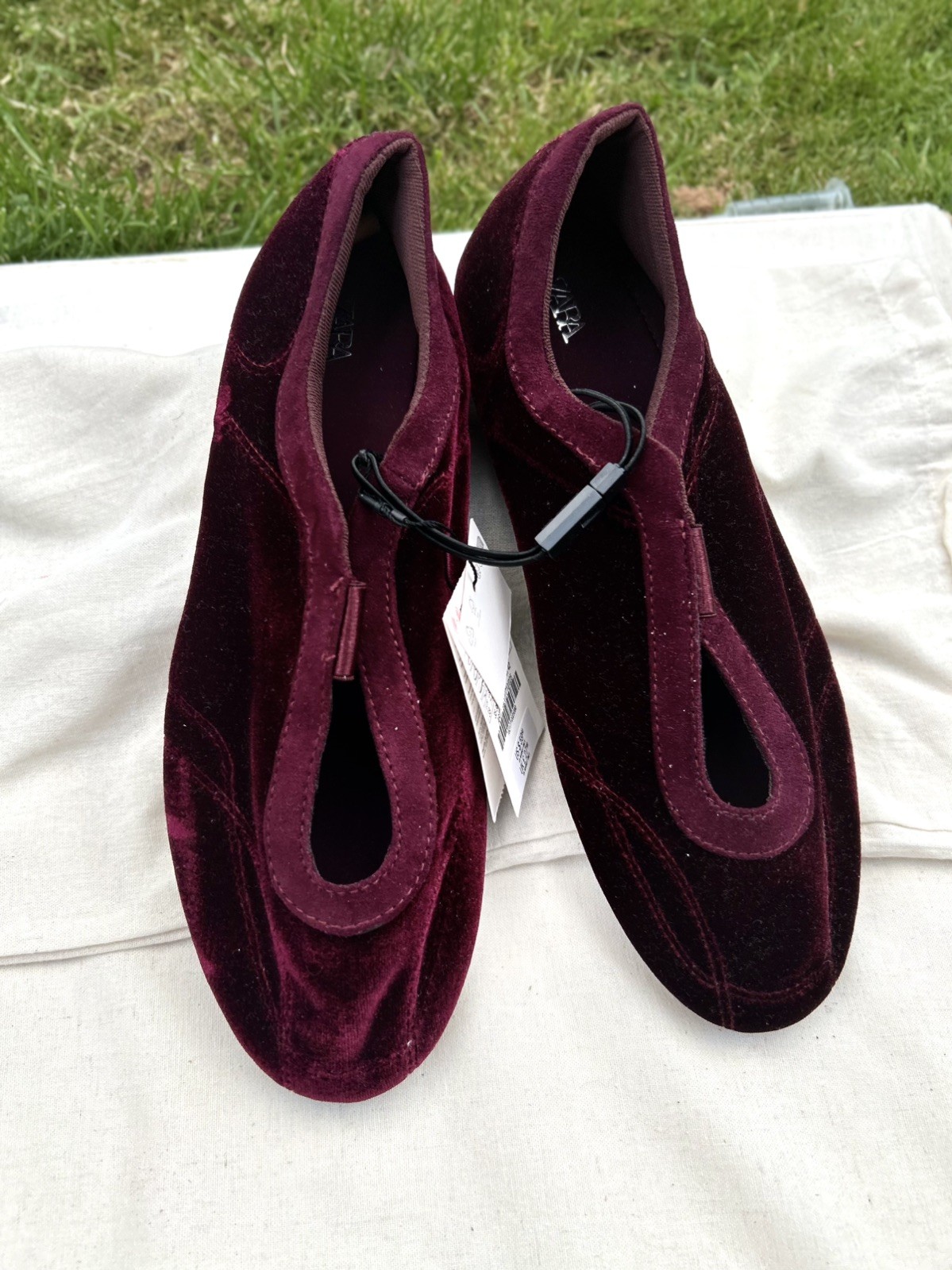 NUEVO CON ETIQUETAS: ZAPATOS PLANOS BAILARINAS DE TERCIOPELO de ZARA: UK 5 BORGOÑA #T76