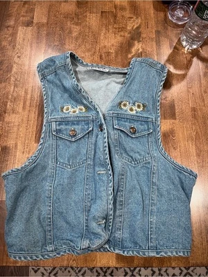 Vintage Bonjour denim vest features delicate daisy embroidery - Image 1 of 4