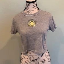 Modern Lux Women’s Medium Short Sleeve Gray Crop Top T-Shirt with Sun Design