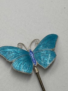 FABULOUS ANTIQUE SILVER BLUE ENAMELLED BUTTERFLY HAT PIN BY ANDERSON (A1009)