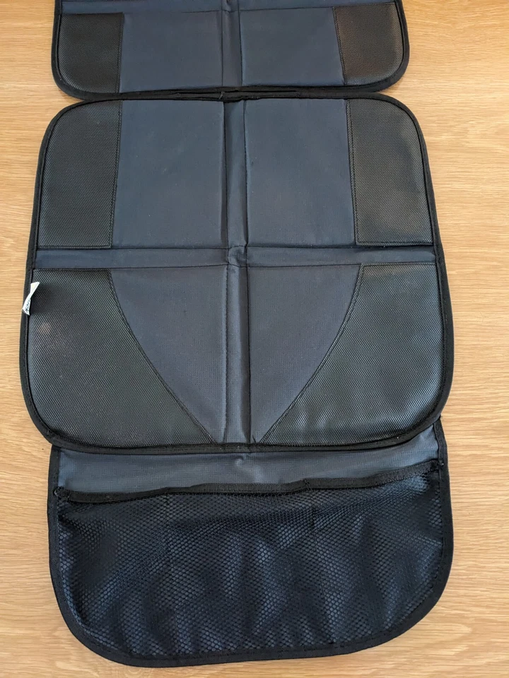 2 Hauck Universal Rückenlehnenschutzmatten für Kinderautositze anthrazit/schwarz - Bild 3 von 4