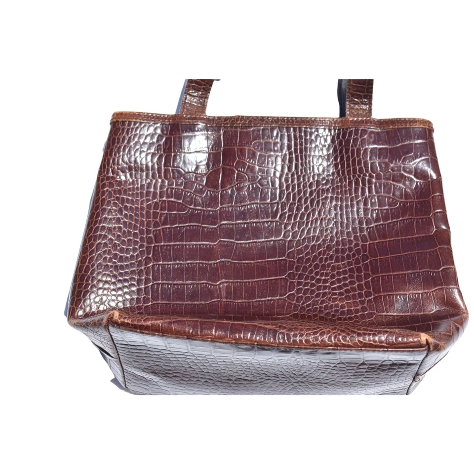 Bolso con asa superior de cocodrilo marrón oscuro INC para mujer Foto 4 de 4