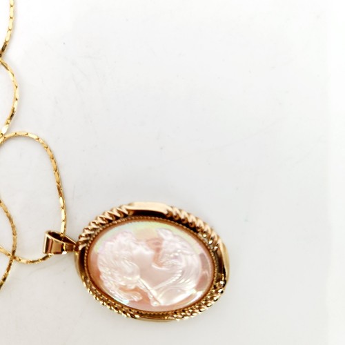 Vintage Pink Iridescent Cameo Pendant On Gold Tone Chain Necklace - Picture 8 of 8
