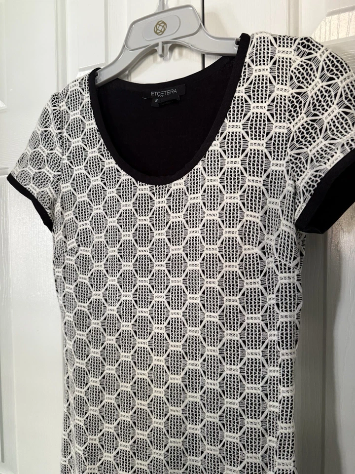 Vestido Vaina Etcetera Luxe Blanco y Negro Texturizado Manga Corta - Para Mujer’s 2 Foto 2 de 4