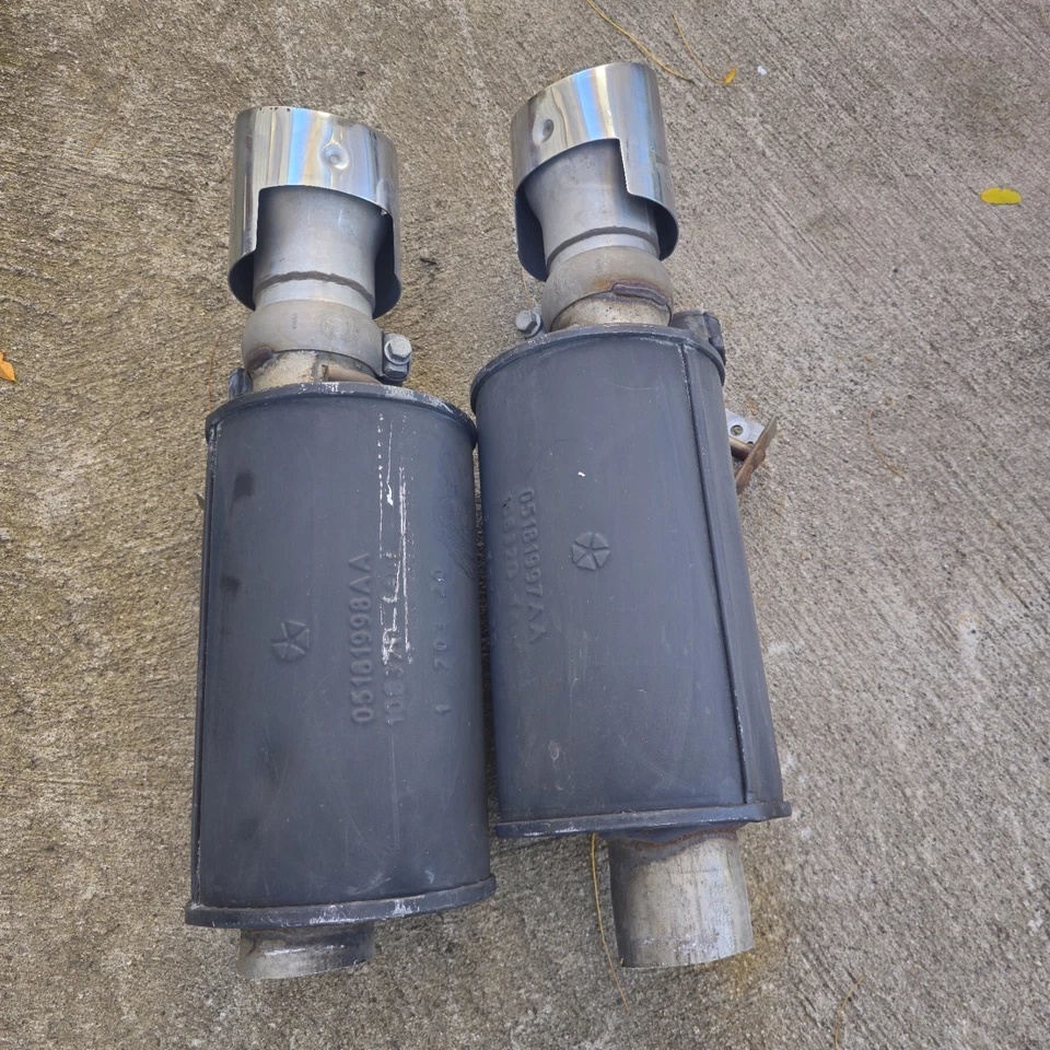 Silenciadores de escape traseros Dodge Charger 2015-2020 OEM con suspensión de goma Foto 3 de 4