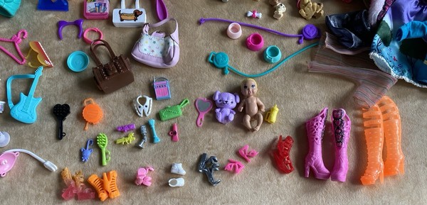 Accesorios Barbie lote mixto al azar, ropa, zapatos, perros, camas 2