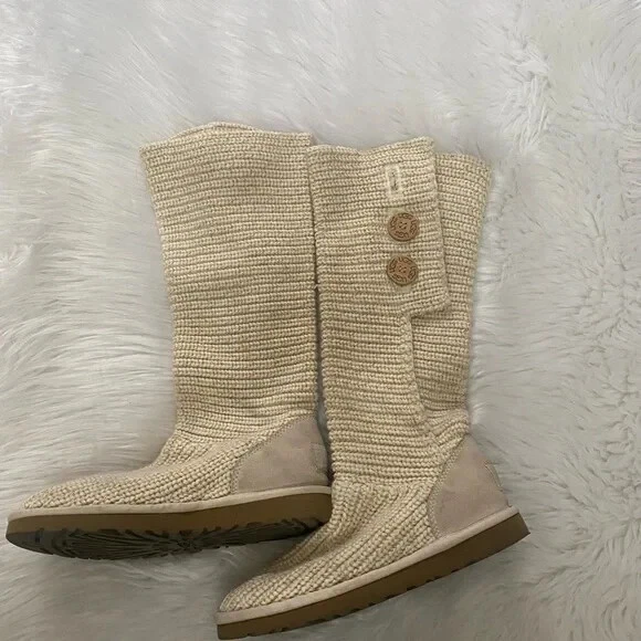 UGG Crema Acogedora Tejido Suéter Botón Botas Talla 7 Foto 2 de 4