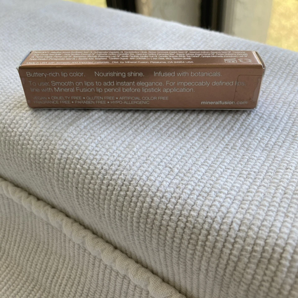 Lápiz labial MINERAL FUSION brillo mantequilla delicioso 0,06 oz rico color audaz nuevo en caja sellado Foto 3 de 4