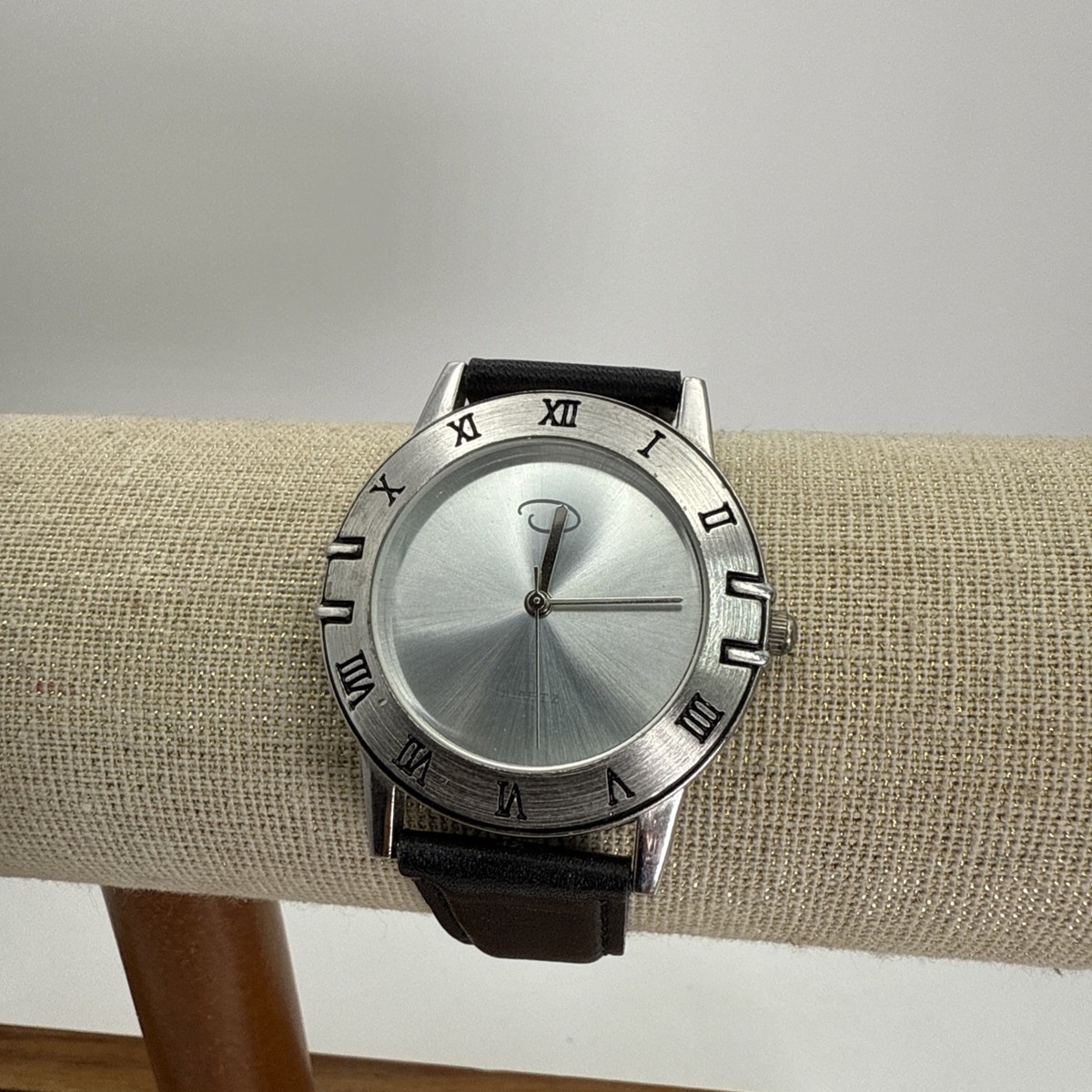 Vintage Oscar De La Renta Parfums Ladies Silver Tone Analog Watch