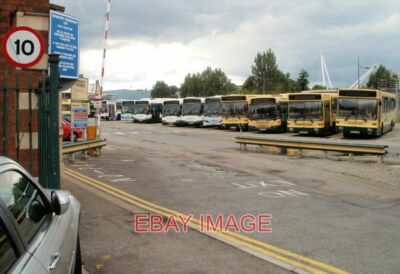 FOTO NEWPORT-BUSSE IM ALTEN UND NEUEN STIL DIESE ANSICHT AUF VIELE ANEINANDERGEREIHTE BUSSE