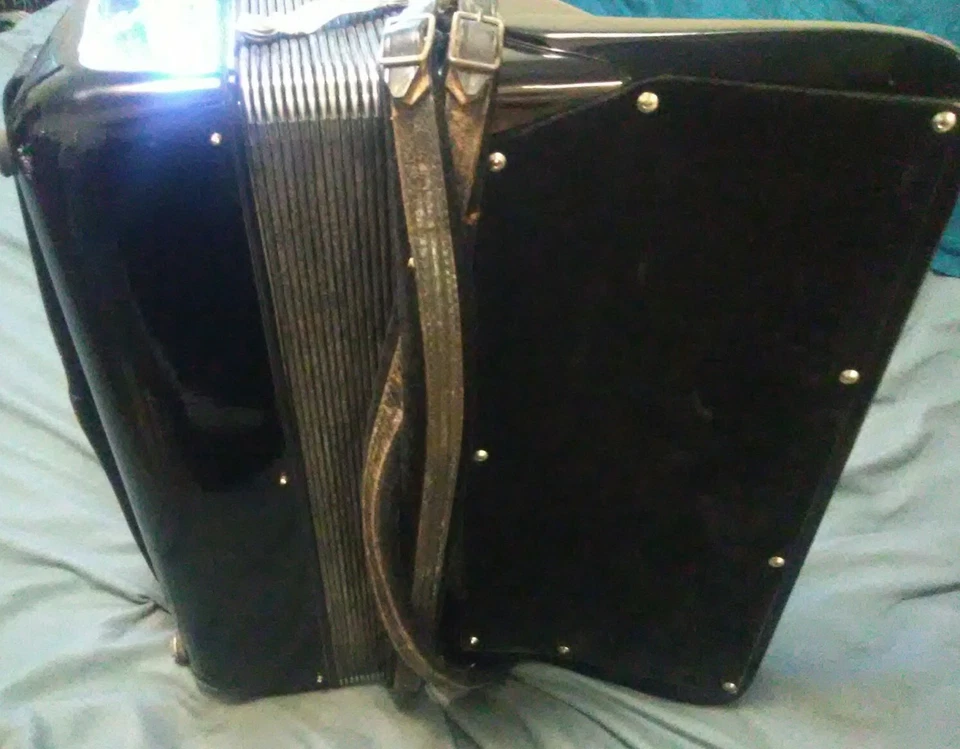 Lira Model 20 Vtg Accordion / No Case - Image 4 of 4