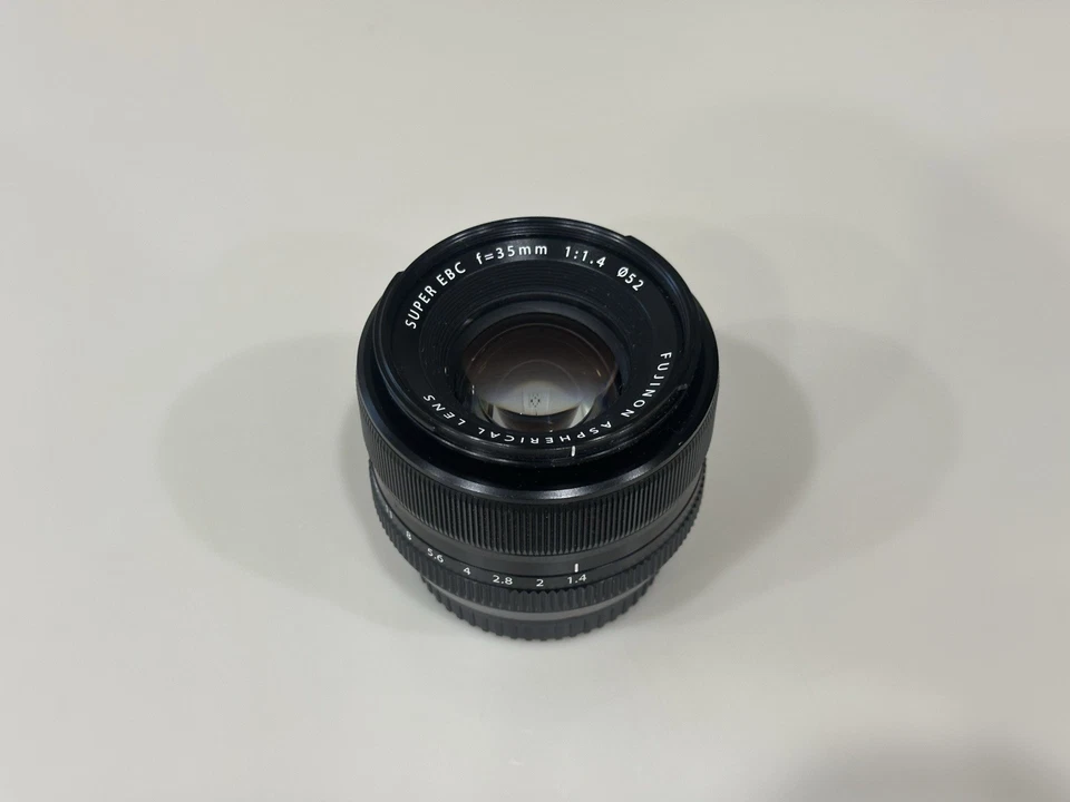 Lente asférica Fujifilm Fujinon 35 mm f/1,4 Fuji X-Mount Super EBC con capucha Foto 2 de 4
