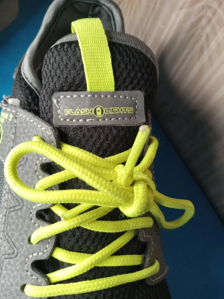 Big Boy Talla 6 Luces Flash Zapatos Brillan N Oscuridad Halloween Recargable Negro Amarillo Foto 2 de 4