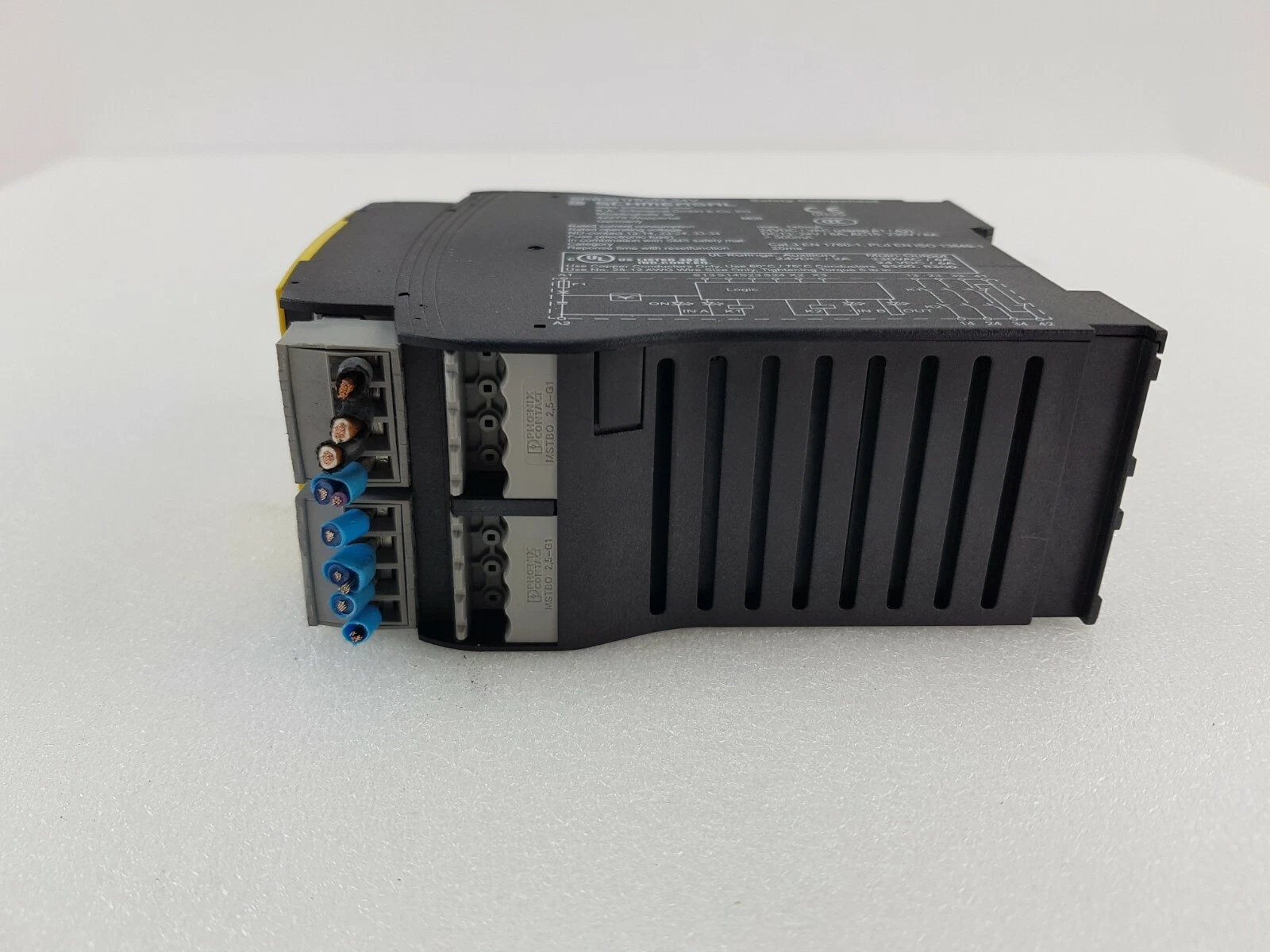 Rear end of the Schmersal SRB301HC/R-24V housing with terminal blocks