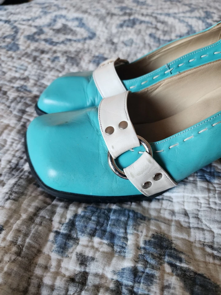 JOHN FLUEVOG CHOICE VANNY 9 8.5 心形皮革胸针蓝色和白色 PUMPS 鞋 — 第 3/4 张图片