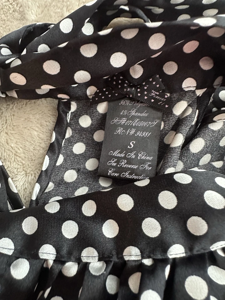 Винтажный Y2K Forever 21 черный белый в горошек атласный с бретелью через шею галстук со сборками кромки - Изображение 2 из 4