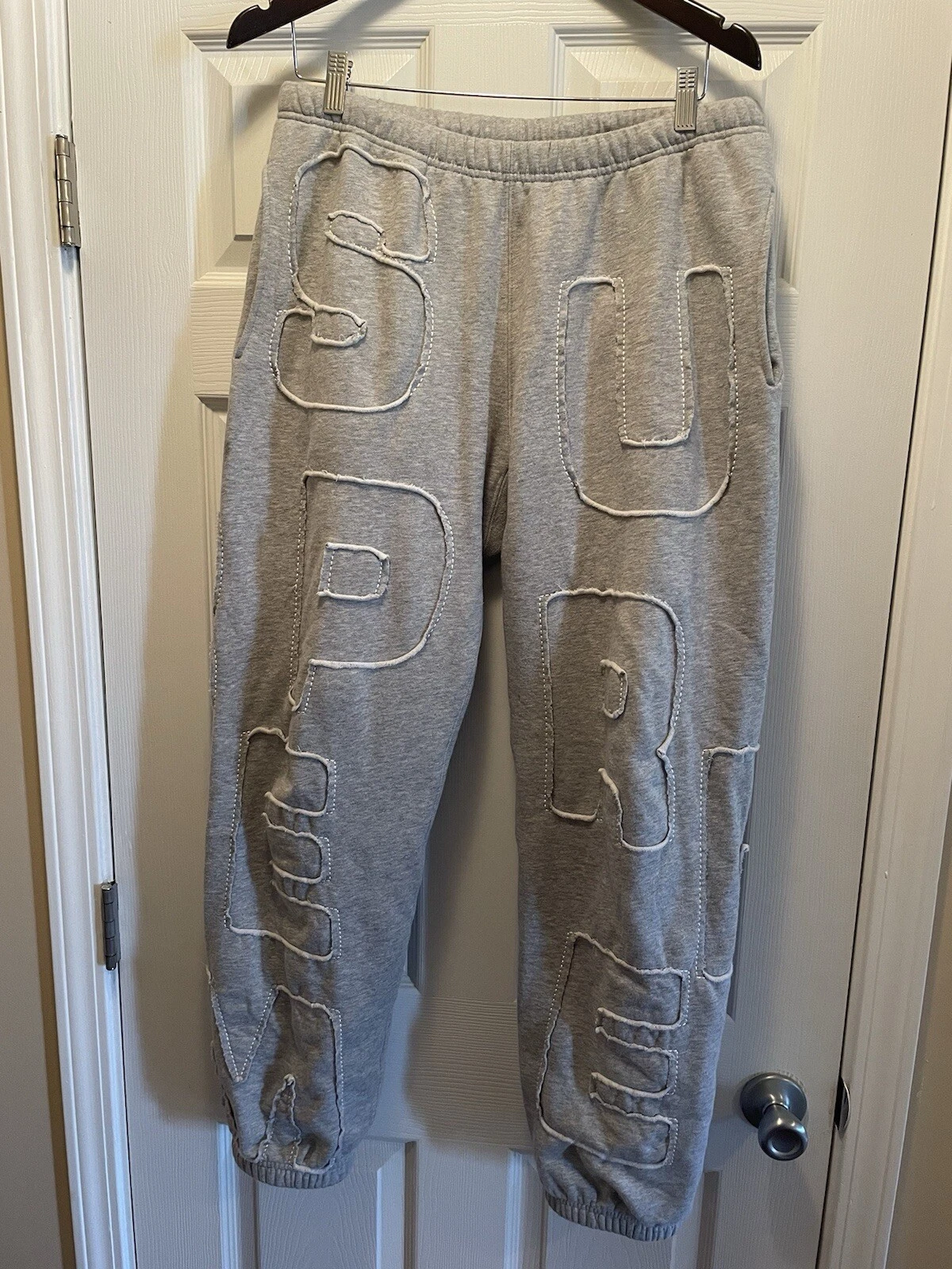 Pantalon de survêtement Supreme Cutout Letters SS20