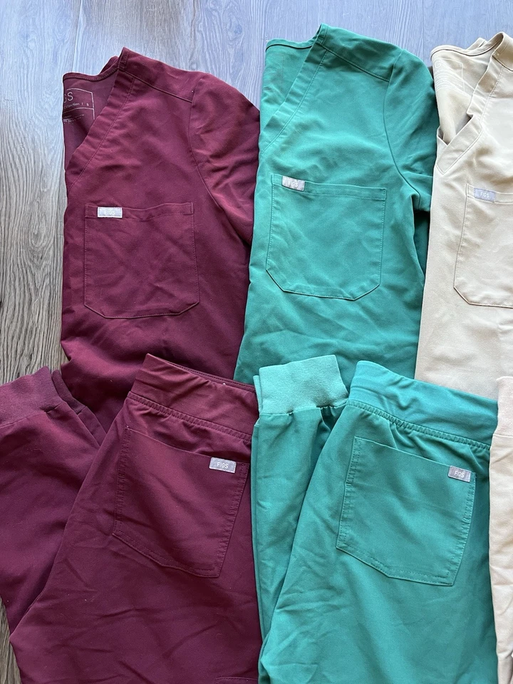 Lote de 3 conjuntos exfoliantes FIGS pequeños para mujer verde, granate, beige parte superior inferior Foto 3 de 4