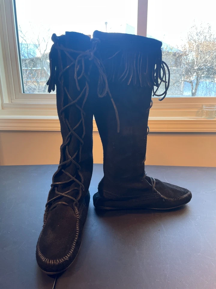 Botines Zapatilla Minnetonka Negro Gamuza Flecos - Mujer talla 8.5 Foto 2 de 4