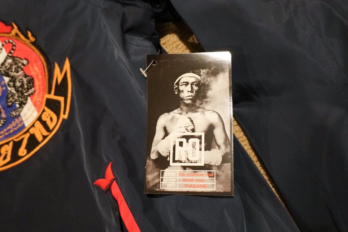 Roots Of Fight Father of Muay Thai Stadium Jacket Size L Roots Of Fight Father of Muay Thai Stadium Jacket Size L
