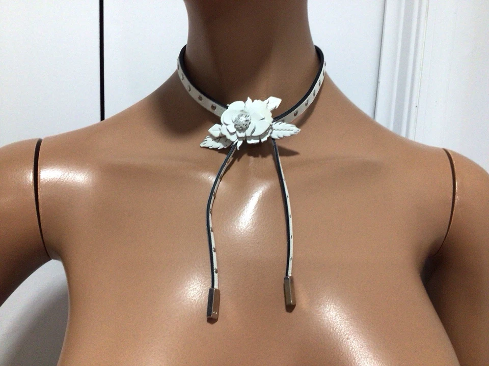 COLLAR DE CUERO PRADA “FLOR” / CAJA PRADA Foto 3 de 4